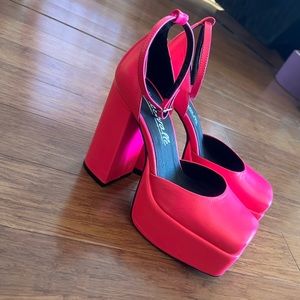 L'intervalle neon pink heels